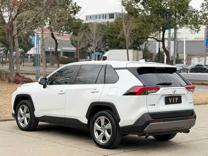 Фото 9 - Toyota RAV4