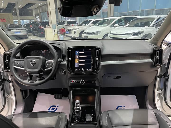 Фото 4 - Volvo XC40