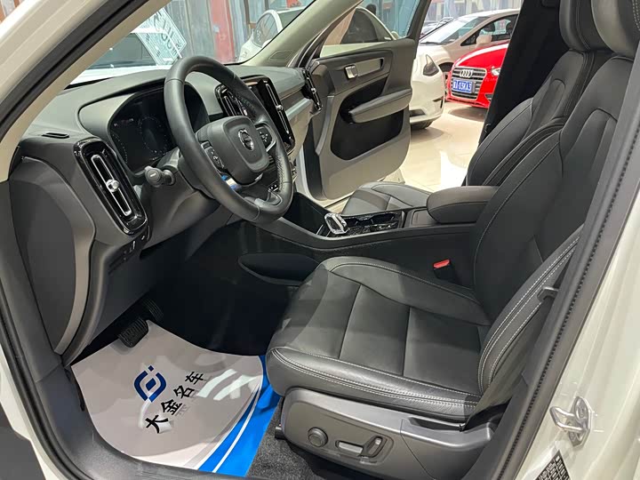 Фото 7 - Volvo XC40