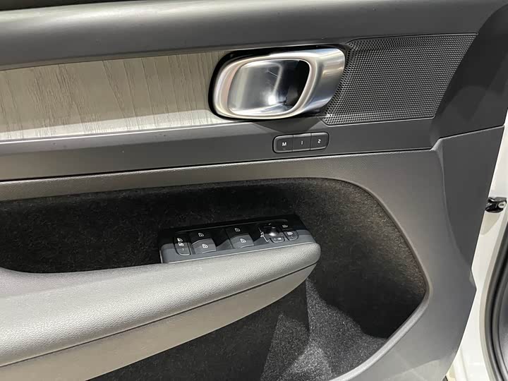 Фото 8 - Volvo XC40