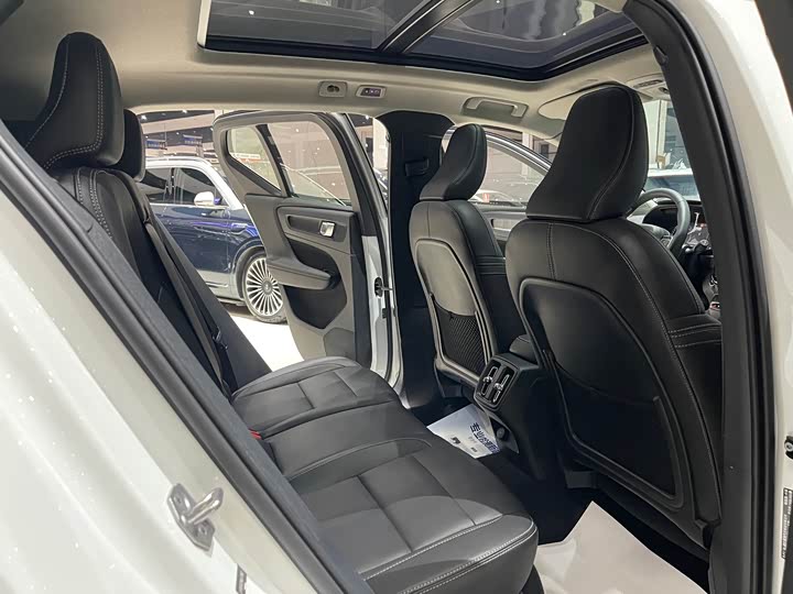 Фото 9 - Volvo XC40