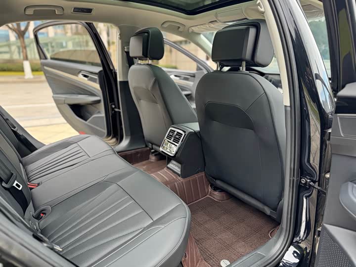 Фото 9 - Volkswagen Passat