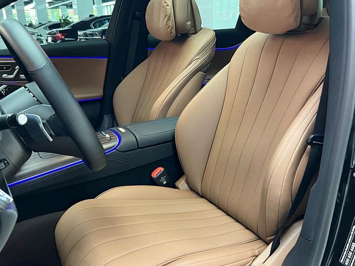 Photo 9 - Mercedes-Benz E-Class