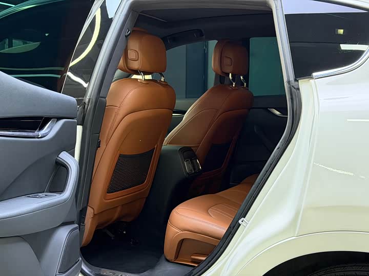 Фото 6 - Maserati Levante