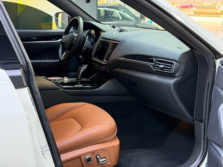 Фото 7 - Maserati Levante