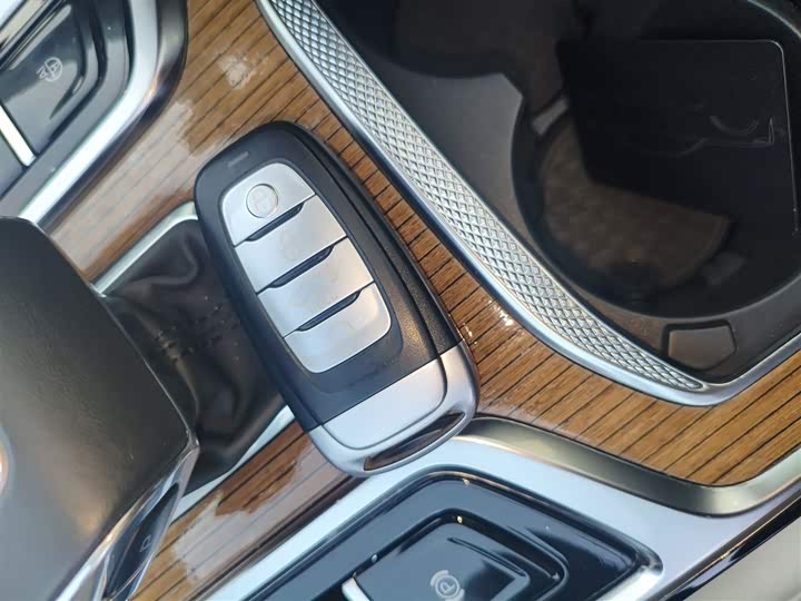 Фото 9 - Hongqi E-HS9