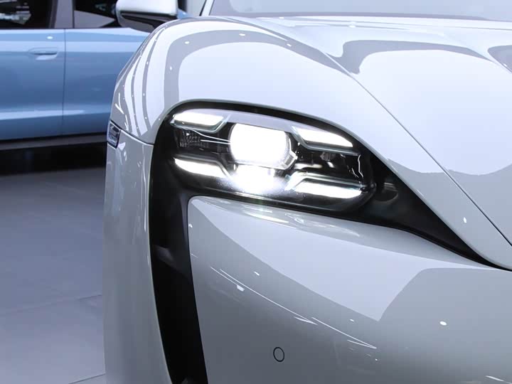 Фото 2 - Porsche Taycan