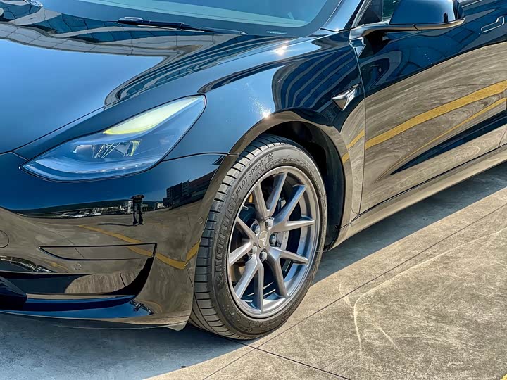 Фото 3 - Tesla Model 3