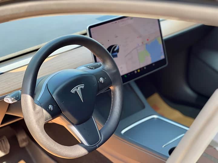 Фото 9 - Tesla Model 3