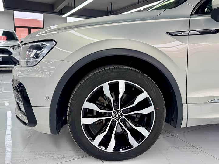 Фото 4 - Volkswagen Tiguan L Pro