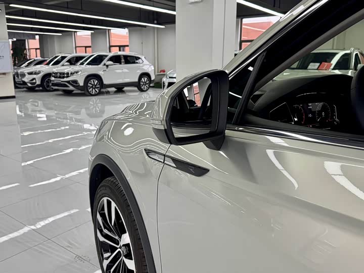 Фото 5 - Volkswagen Tiguan L Pro