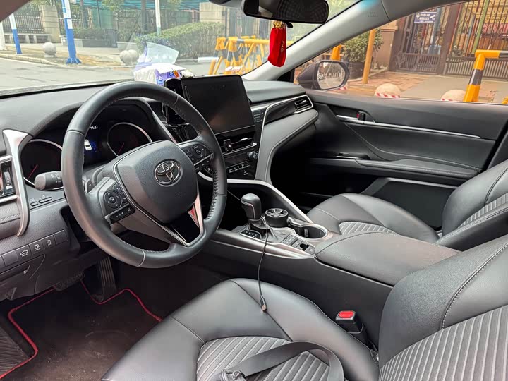 Фото 7 - Toyota Camry