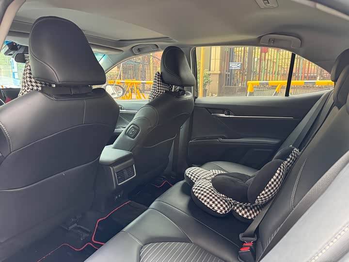 Фото 8 - Toyota Camry