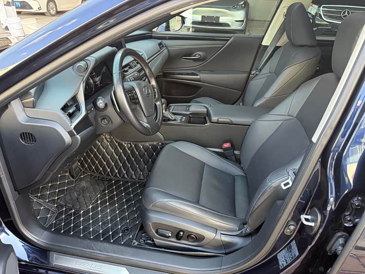 Фото 7 - Lexus ES