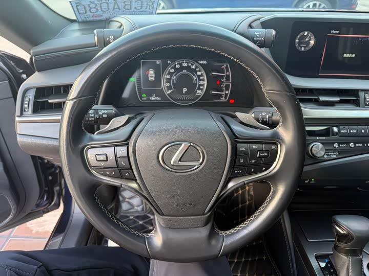 Фото 9 - Lexus ES