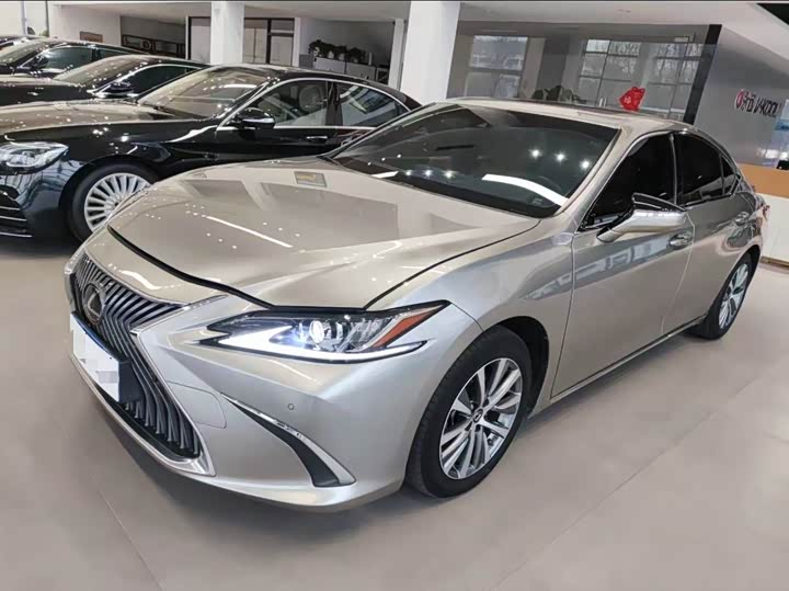 Фото 1 - Lexus ES