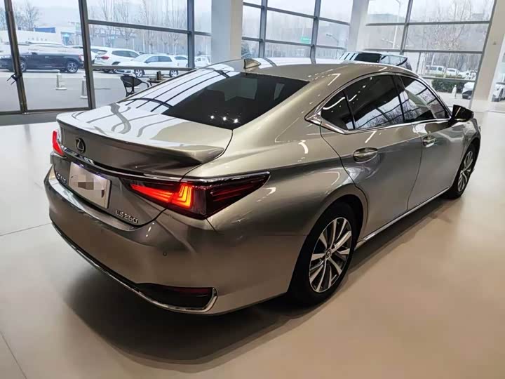 Фото 2 - Lexus ES