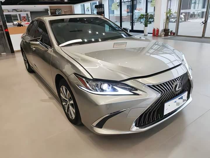 Фото 3 - Lexus ES