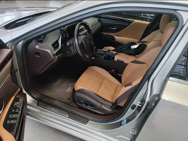 Фото 4 - Lexus ES