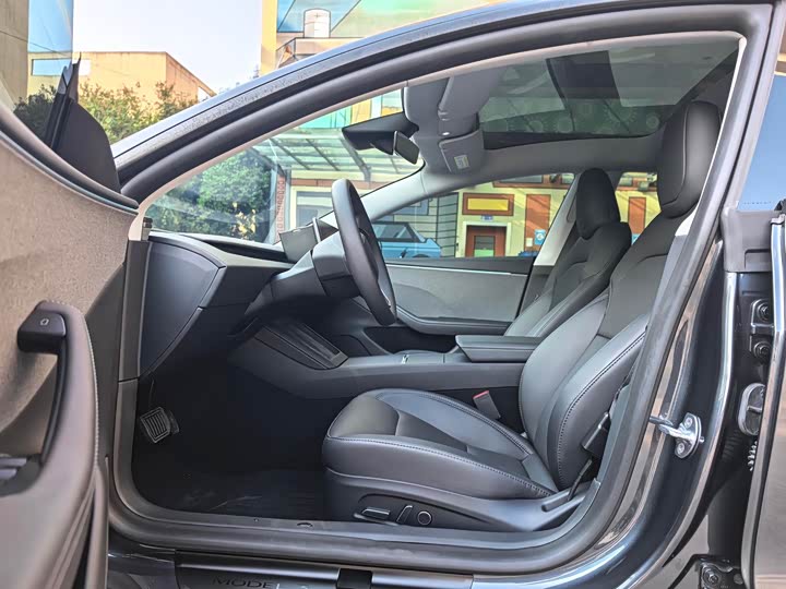 Photo 4 - Tesla Model 3