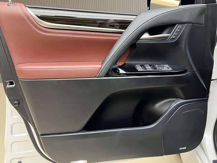 Фото 3 - Lexus LX