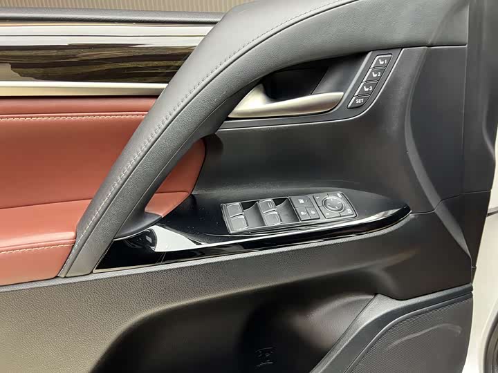 Фото 4 - Lexus LX