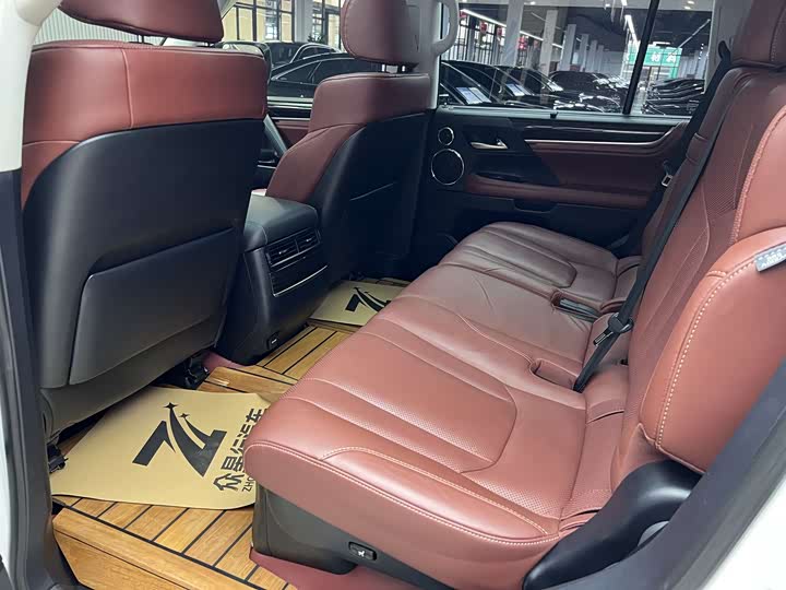 Фото 8 - Lexus LX