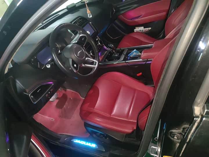 Фото 8 - Jaguar XE L