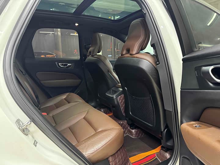 Фото 9 - Volvo XC60