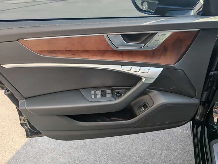 Фото 6 - Audi A6L