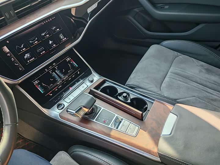 Фото 9 - Audi A6L