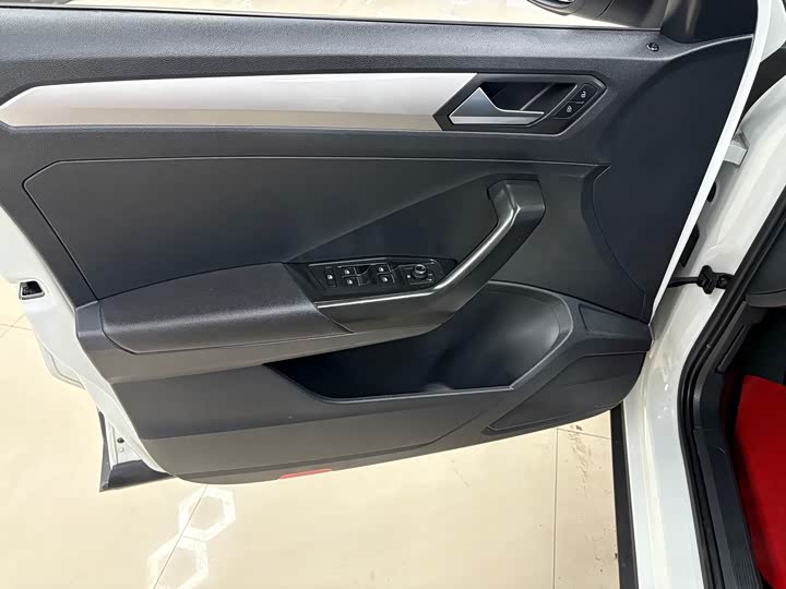 Фото 8 - Volkswagen T-Roc