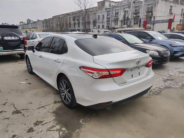 Фото 5 - Toyota Camry
