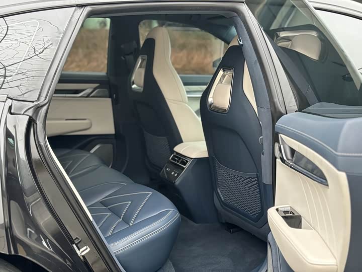 Фото 8 - Zeekr 001