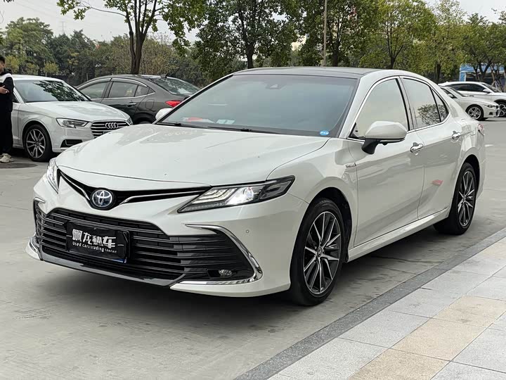 Фото 1 - Toyota Camry