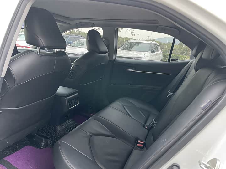 Фото 8 - Toyota Camry