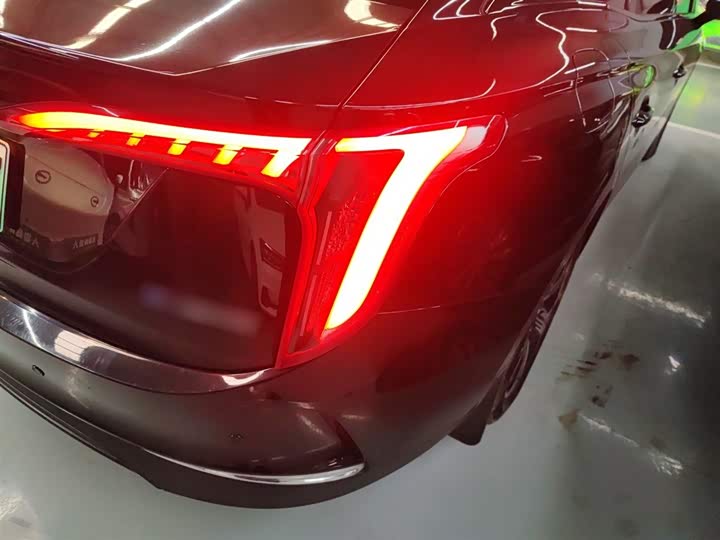 Фото 8 - Hongqi E-QM5