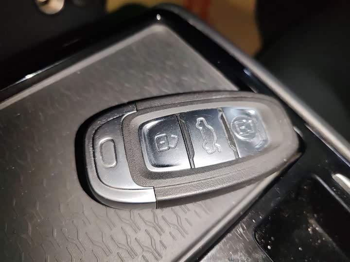 Фото 9 - Hongqi E-QM5