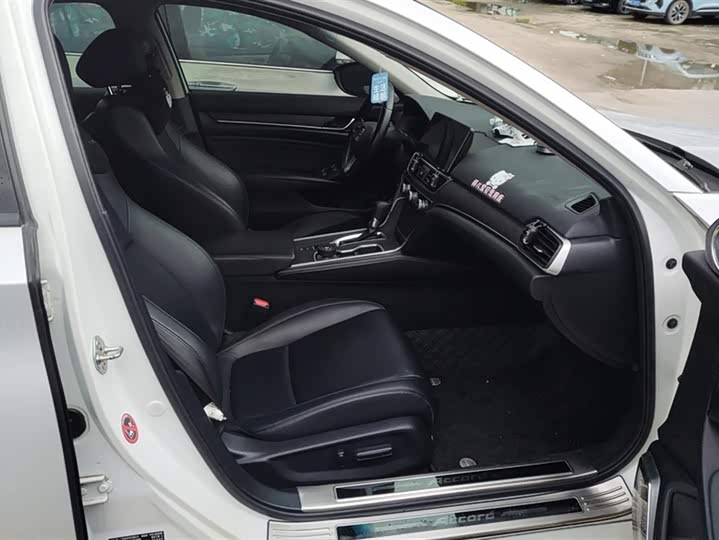 Фото 8 - Honda Accord