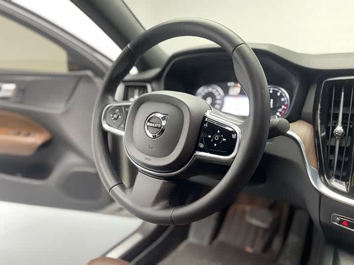 Фото 7 - Volvo S60