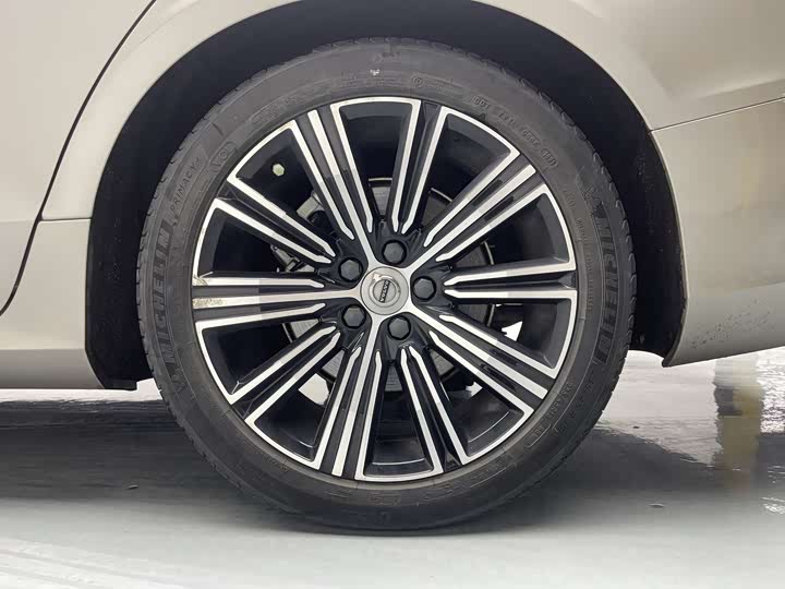 Фото 9 - Volvo S60