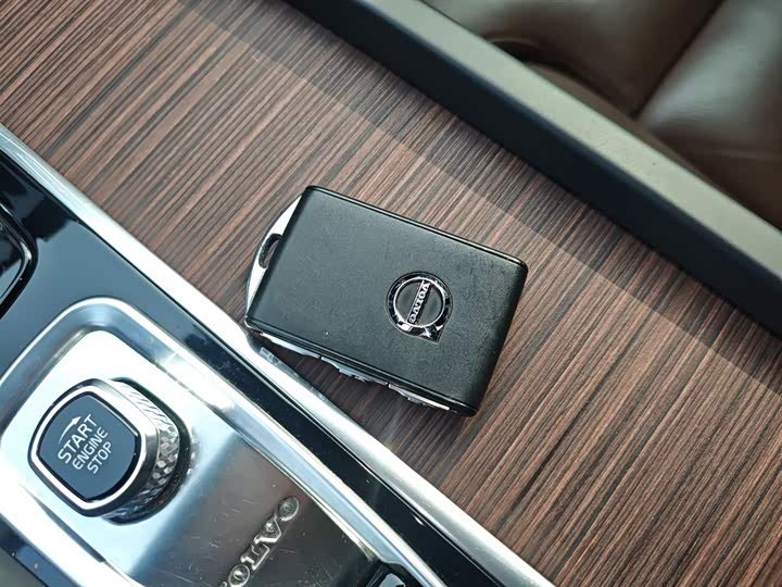 Фото 9 - Volvo XC60