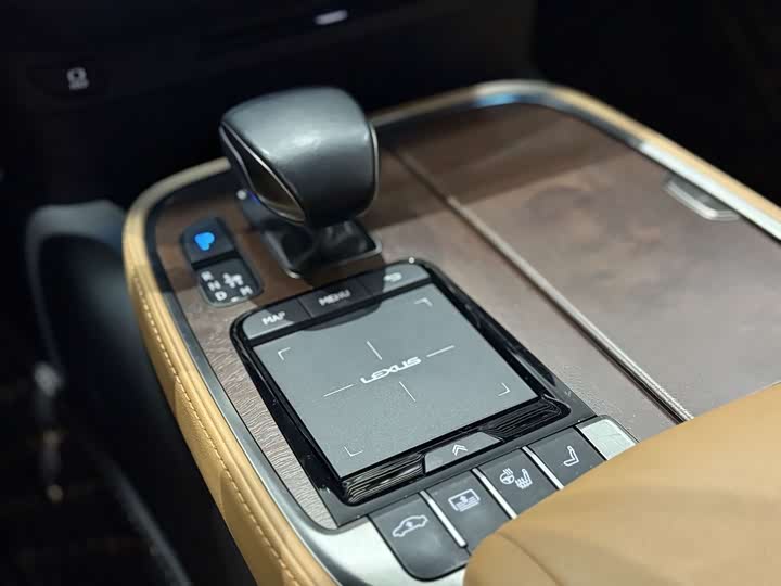 Фото 7 - Lexus LS