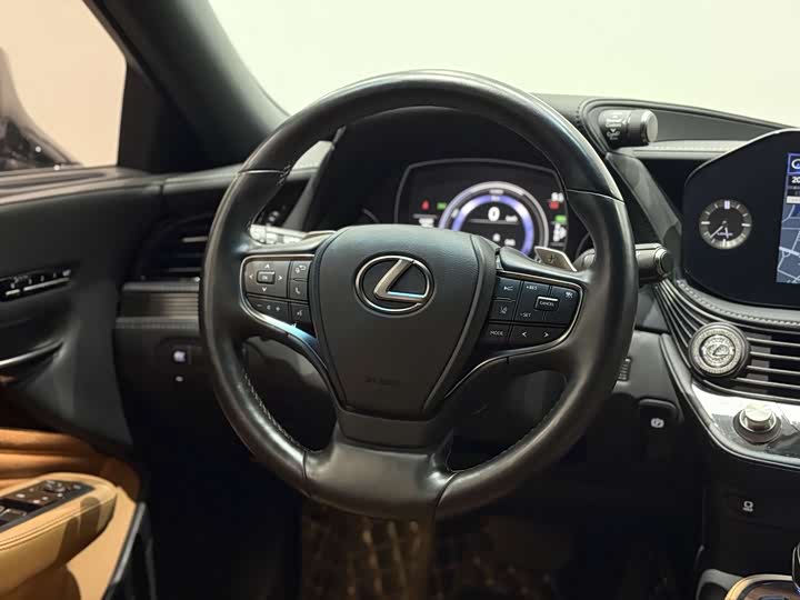 Фото 8 - Lexus LS