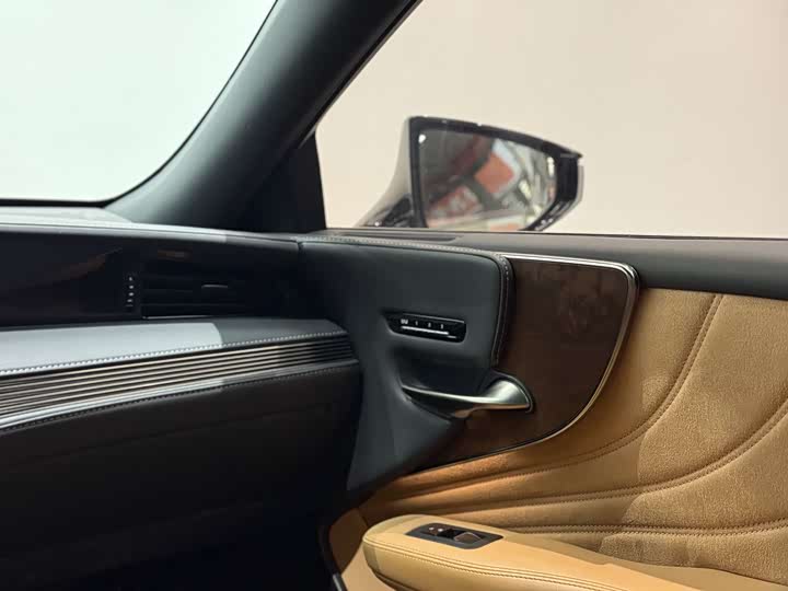 Фото 9 - Lexus LS