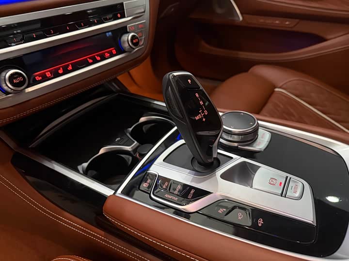 Фото 9 - BMW 7 Series
