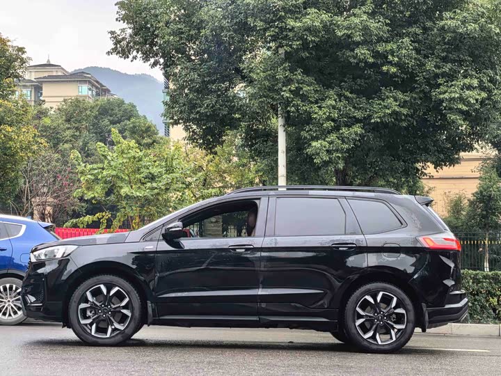 Фото 4 - Ford Edge