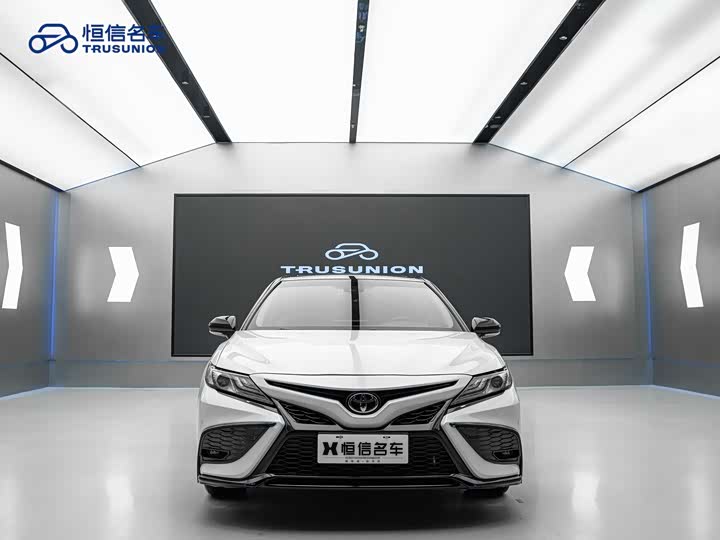 Фото 2 - Toyota Camry