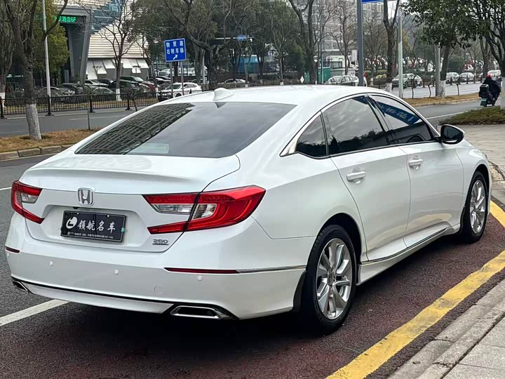 Фото 4 - Honda Accord