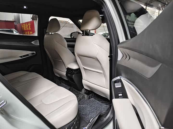 Фото 8 - Geely Atlas